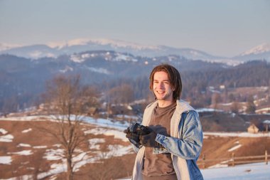 Karlı İskoçya 'da fotoğraf çeken genç adam.
