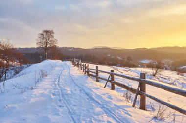 Karpatya dağ kayak merkezinin güzel manzarası, kış karlı manzarası                               