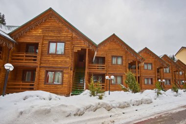 Karpatya dağ kayak merkezinin güzel manzarası, kış karlı manzarası                               
