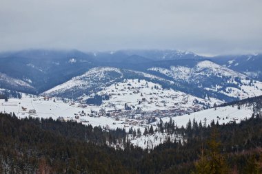 Karpatya dağ kayak merkezinin güzel manzarası, kış karlı manzarası                               
