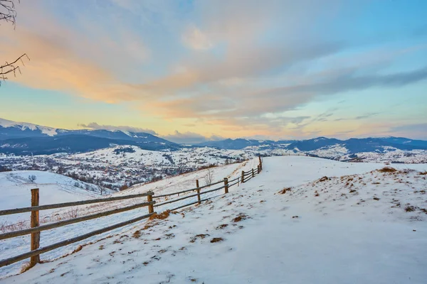 Karpatya dağ kayak merkezinin güzel manzarası, kış karlı manzarası                               