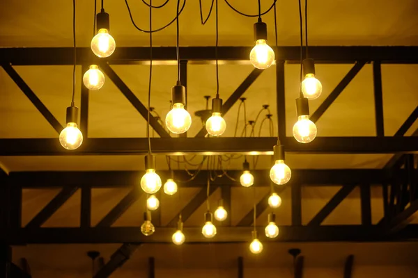 Освітлювальні Кульки Люстрі Лампочку Лампочки Висять Стелі Лампи Темному Тлі — стокове фото