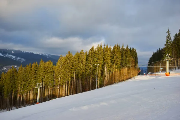 Piękny Widok Karpacki Ośrodek Narciarski Zimowy Śnieżny Krajobraz — Zdjęcie stockowe