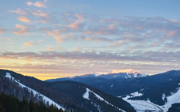 Krásný Výhled Karpatské Horské Středisko Zimní Zasněžená Krajina — Stock fotografie