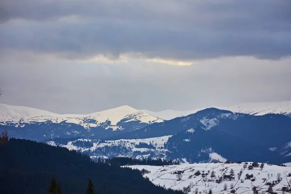 Krásný Výhled Karpatské Horské Středisko Zimní Zasněžená Krajina — Stock fotografie