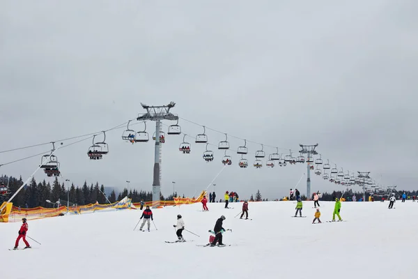 人们在喀尔巴阡山脉雪地滑雪 — 图库照片