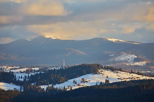 Krásný Výhled Karpatské Horské Středisko Zimní Zasněžená Krajina — Stock fotografie