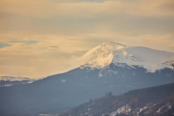 Hermosa Vista Estación Esquí Montaña Los Cárpatos Paisaje Nevado Invierno — Foto de Stock
