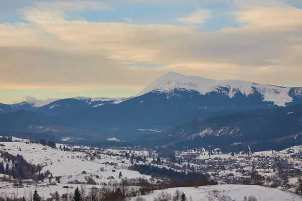 Krásný Výhled Karpatské Horské Středisko Zimní Zasněžená Krajina — Stock fotografie