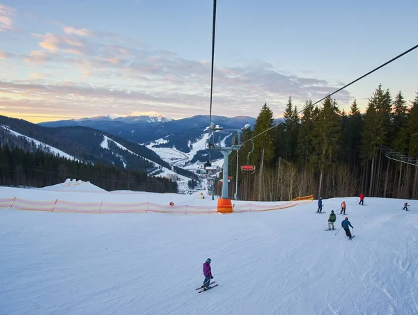 Karpatya dağ kayak merkezinin güzel manzarası, kış karlı manzarası                               
