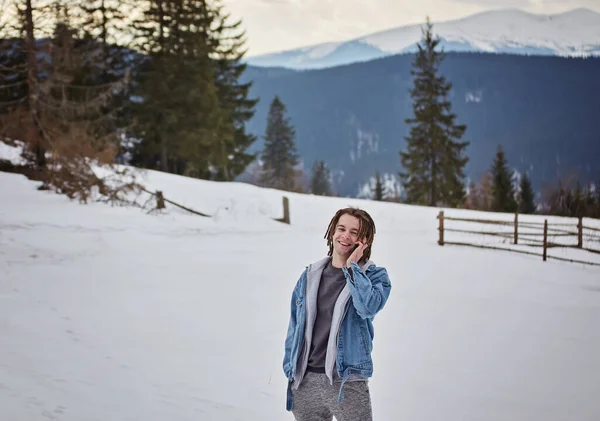 Νεαρός Άνδρας Φωτογραφίζει Στο Χιονισμένο Ορεινό — Φωτογραφία Αρχείου