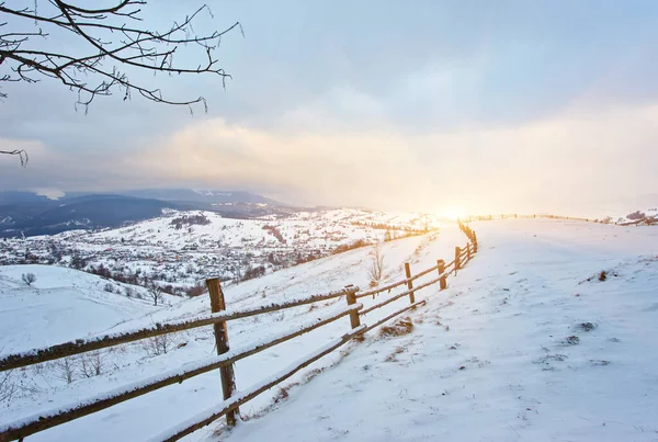 Gyönyörű Kilátás Kárpátok Hegyi Sípálya Téli Havas Táj — Stock Fotó