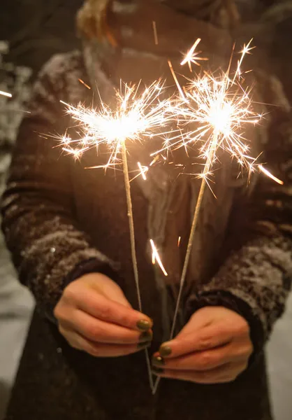 Jeune Fille Promène Dans Parc Noël Avec Des Lumières Festives — Photo