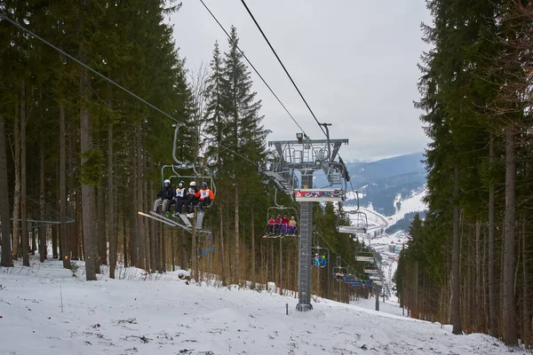 カルパチア山脈スキー場の美しい景色 冬の雪景色 — ストック写真