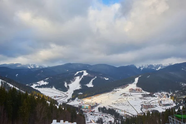 Piękny Widok Karpacki Ośrodek Narciarski Zimowy Śnieżny Krajobraz — Zdjęcie stockowe