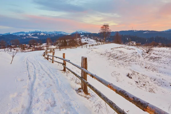 Karpatya dağ kayak merkezinin güzel manzarası, kış karlı manzarası                               