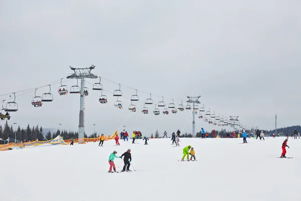 Skifahren Verschneiten Hochland Der Karpaten — Stockfoto