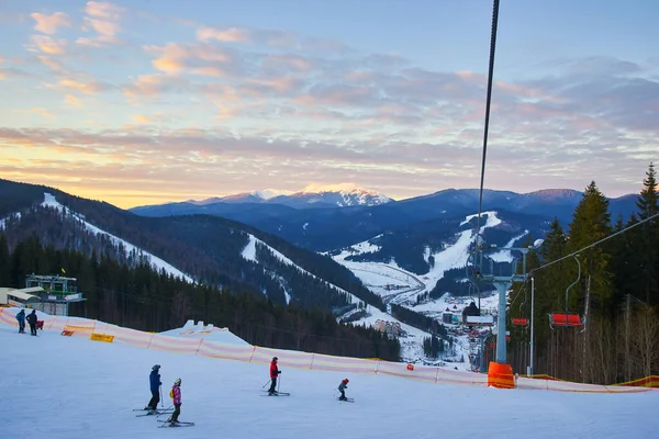 Les Gens Skient Sur Les Hauts Plateaux Enneigés Des Carpates — Photo