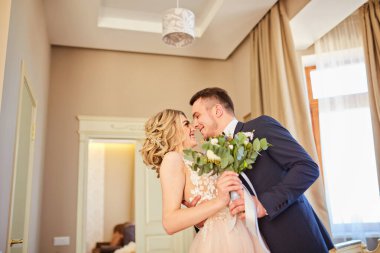 Güzel bir düğün, karı koca, gelin ve damat pencerenin yanındaki çatı katında bekliyorlar. Yeni evliler birbirine aşık. Damat gelini omuzlarından sarıl. Gelin elinde bir buket düğün çiçeği tutuyor..