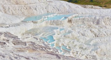 Pamukkale, Türkiye 'deki doğal travertin havuz ve terasları. Pamukkale, Türkçe pamuk kale demek.