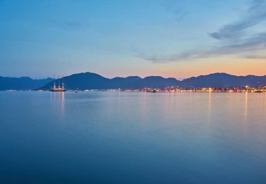 Alacakaranlıkta Türkiye 'deki Marmaris plajına bak