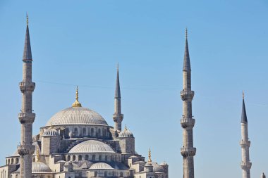 İstanbul 'daki Mavi Cami veya Sultanahmet Camii. Yazın güzel Mavi Cami manzarası. İstanbul 'un eski merkezindeki ünlü tarihi caminin güzel manzarası..