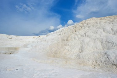 Pamukkale, Türkiye 'deki doğal travertin havuz ve terasları. Pamukkale, Türkçe pamuk kale demek.