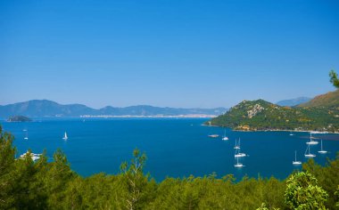 Güzel mavi denizde beyaz yatlar, seyahat, dinlenme ve tatil konsepti. Ege Denizi, Türkiye, Bodrum ve Marmaris yakınlarında