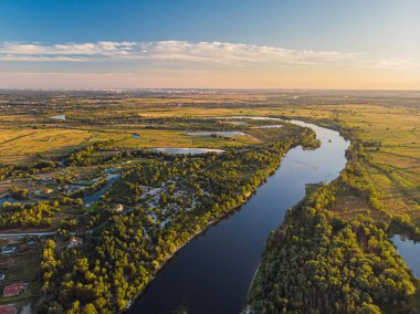 Kuşbakışı tarlalarla çevrili nehir kıvrımları..