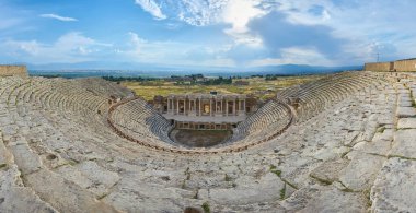 Türkiye 'nin Pamukkale kentindeki Hierapolis harabelerinde Roma amfi tiyatrosu.