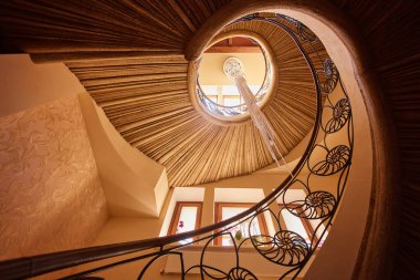 Dramatik ışıklandırmada harap olmuş spiral merdiven