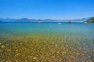 Marmaris Körfezi 'ndeki Rocky Dağı Adaları. Mavi gökyüzü ile deniz manzarası.