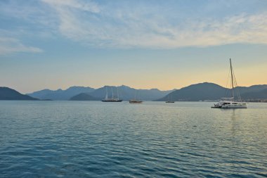 Marmaris, Türkiye 'de tekne, yat, yelkenli ve körfez manzaralı güzel Panoramik Havacılık manzarası. Yat limanında, denizde, şehirde, dağlarda tekneleri olan renkli manzaralar