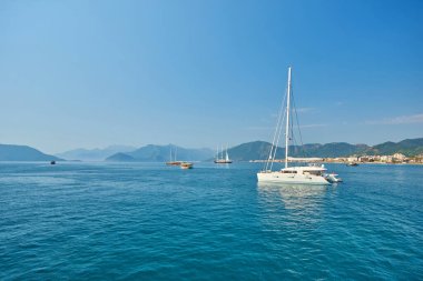 Marmaris, Türkiye 'deki körfezden ayrılan gemi