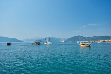 Marmaris, Türkiye 'deki körfezden ayrılan gemi