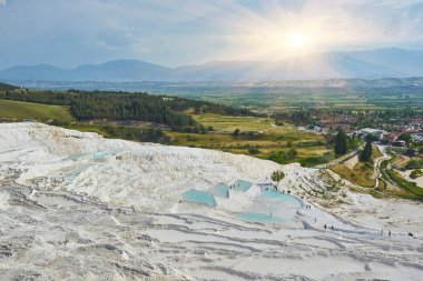 Türkiye 'de Pamukkale. Burası Türkiye 'de en çok ziyaret edilen yer ve UNESCO Dünya Mirası Alanı.