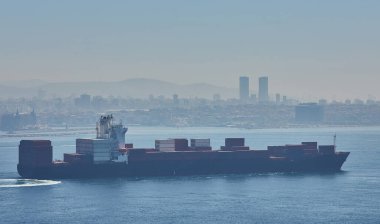 Tam dolu konteyner gemisi İstanbul 'un Bosthe şehrinden geçiyor.