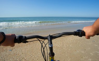 Bisikletle tepeden aşağıya doğru hızla inen dağ bisikleti. Motorcuların gözlerinden bak