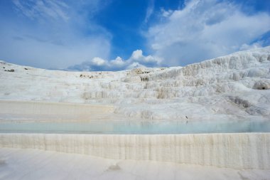 Pamukkale, Türkiye 'deki doğal travertin havuz ve terasları. Pamukkale, Türkçe pamuk kale demek.