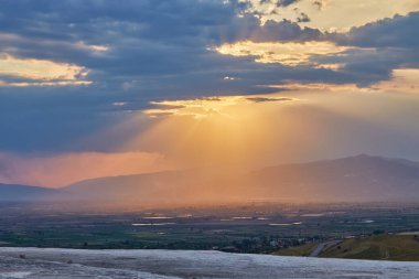 güzel gün doğumu ve doğal travertin havuzları ve teraslar, Pamukkale, Türkiye