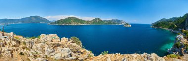 Marmaris Körfezi 'ndeki Rocky Dağı Adaları. Mavi gökyüzü ile deniz manzarası.