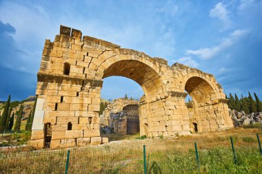 Türkiye 'nin Pamukkale tepesindeki antik Hierapolis kentinin kalıntıları. Sanatsal renkler eklendi.