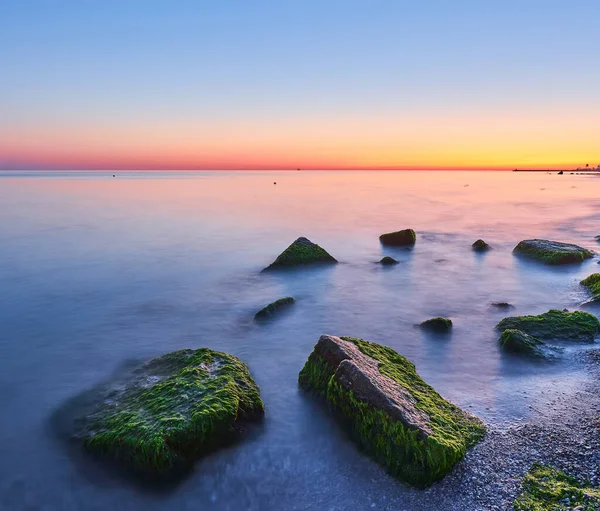 Морской Пейзаж Закате Море Длинных Затворах Камнями Скалами — стоковое фото