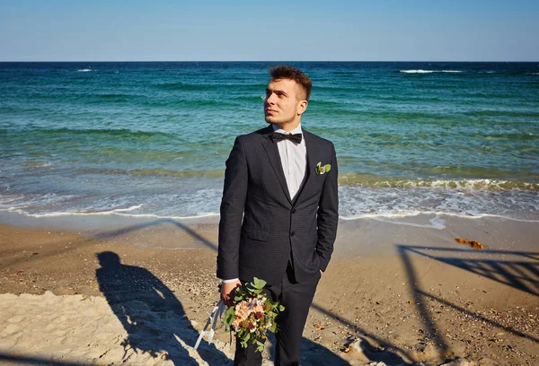 Όμορφος Γαμπρός Γαμήλια Ανθοδέσμη Στέκεται Στην Παραλία Περιμένοντας Νύφη — Φωτογραφία Αρχείου