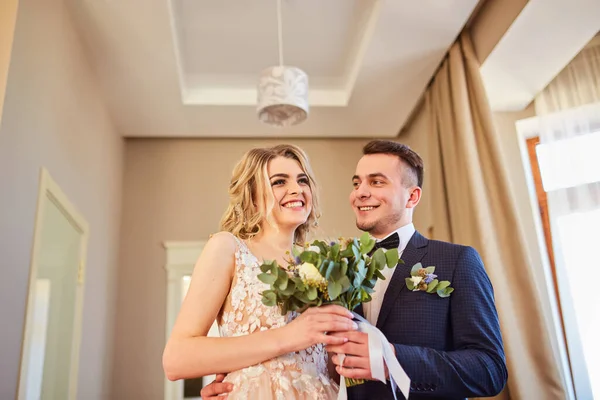 Schöne Hochzeit Mann Und Frau Braut Und Bräutigam Stehen Loft — Stockfoto