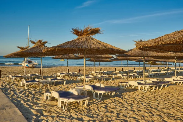 Amanecer Playa Tumbonas Sombrillas Los Rayos Del Sol Naciente Playa — Foto de Stock