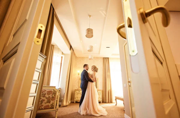 Par Recém Casados Beijam Entrada Salão Casamento Interior Elegante Noiva — Fotografia de Stock