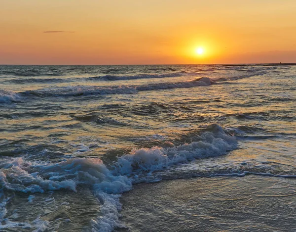 夕日の空を背景にビーチで柔らかい海の波と泡 — ストック写真