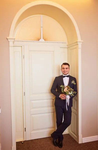 Glücklich Schöner Bräutigam Mit Strauß Ins Zimmer — Stockfoto