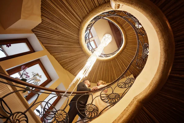 Just Married Couple Together Spiral Staircase — Stock Photo, Image